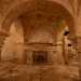 Il gioiello della cripta si trova in basso a un altare ricavato nella pietra, l dove una grata dorata custodisce la nicchia in cui nel 1087 vennero custodite le reliquie di San Nicola
